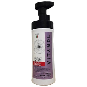 شامپوی حرفه ای و بدون سولفات میباشد که با دارا بودن کراتین و همچنین روغنهای جوجوبا و بامبو به نرمی موهای فر کمک شایانی کرده و شانه زدن این موها را آسان میکند همچنین باعث درخشندگی موی فرشده و از گره شدن مو ها جلوگیری میکند.